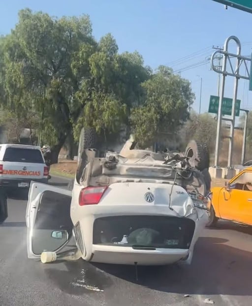 La unidad tipo Volkswagen de color blanco terminó con las llantas hacia el cielo; por fortuna no hay personas lesionadas. Foto. Especial