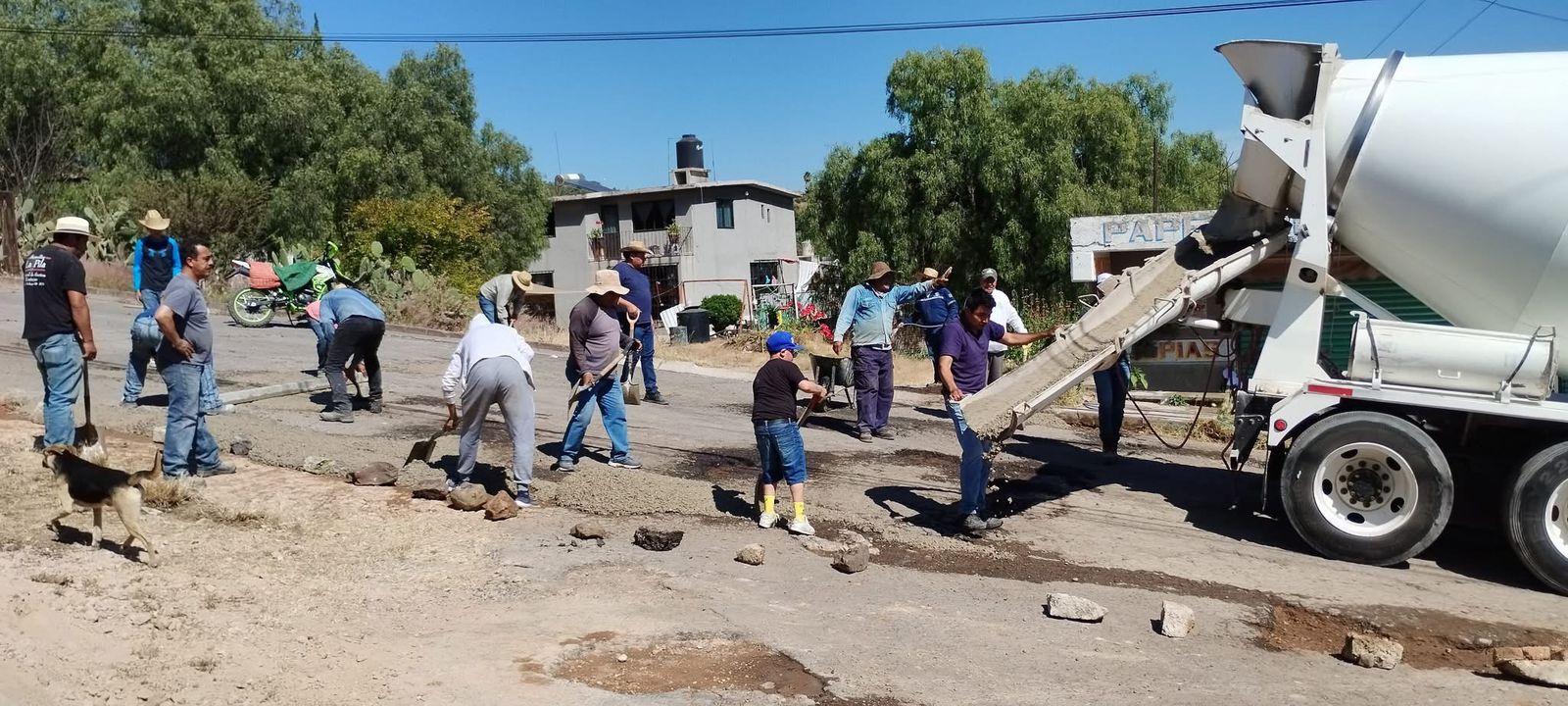 Vecinos del pueblo de San Juan Zitlaltepec se organizaron para realizar una faena y rehabilitar calles que se encontraban en mal estado. Foto: especial