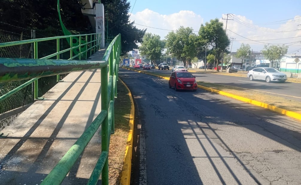 La nueva señalética con la leyenda "Picos" alerta a los conductores sobre el mecanismo que destruirá los neumáticos de quien no pague. Foto Especial