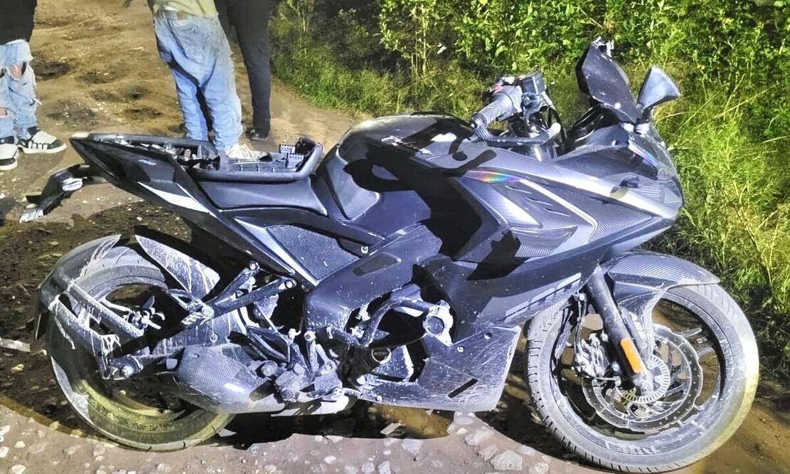A los detenidos les aseguraron una motocicleta relacionada con un robo