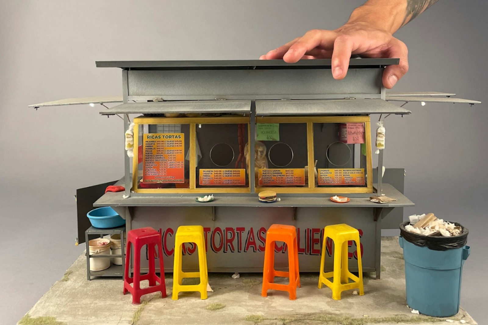 El artista experimentó con un contenedor marítimo para crear detalles en miniatura, entre ellos un puesto de tortas. Foto Especial