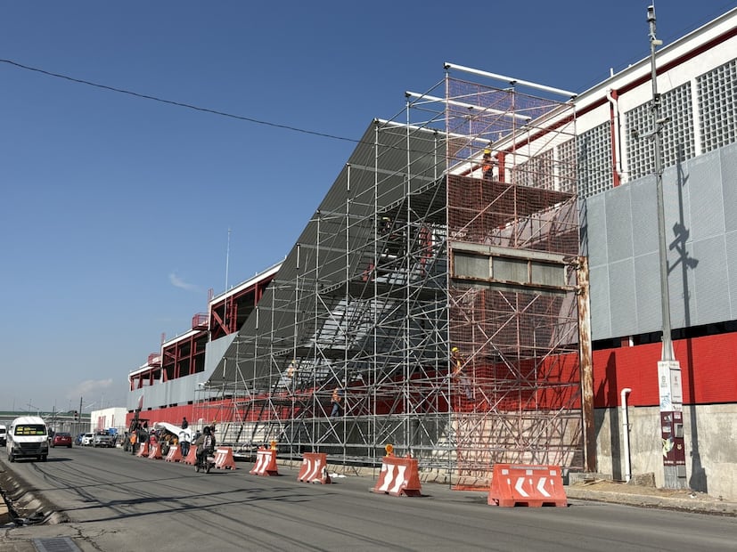 En la zona hay trabajadores de la división de Ingenieros Militares Felipe Ángeles que usan maquinaria especializada para ampliar la capacidad e instalar una nueva vía férrea. Foto. Arturo Contreras. El Universal