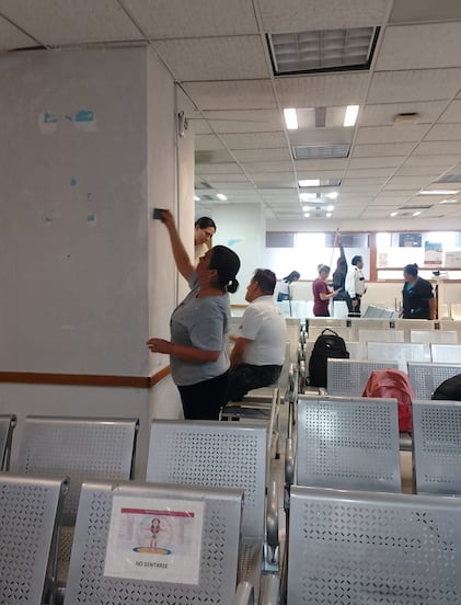 Con jornada de 'tequio', personal del ISSSTE renueva la Clínica de Medicina Familiar de Satélite