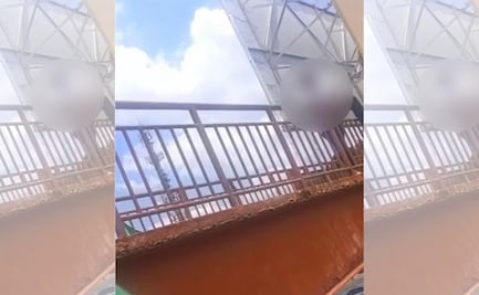 Policías evitan que hombre se arroje de un puente en Ecatepec