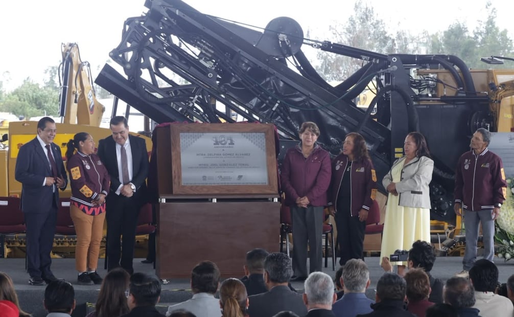 Delfina Gómez informó sobre la entrega de 17 unidades de maquinaria y equipo a la Junta de Caminos del Estado de México. Foto Alejandro Vargas / El Universal