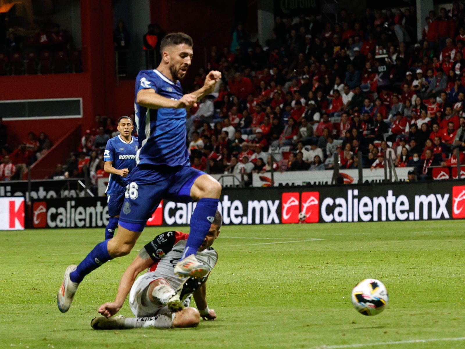 Diablos Rojos del Toluca celebran gol contra el Atlas. Foto Jorge Alvarado