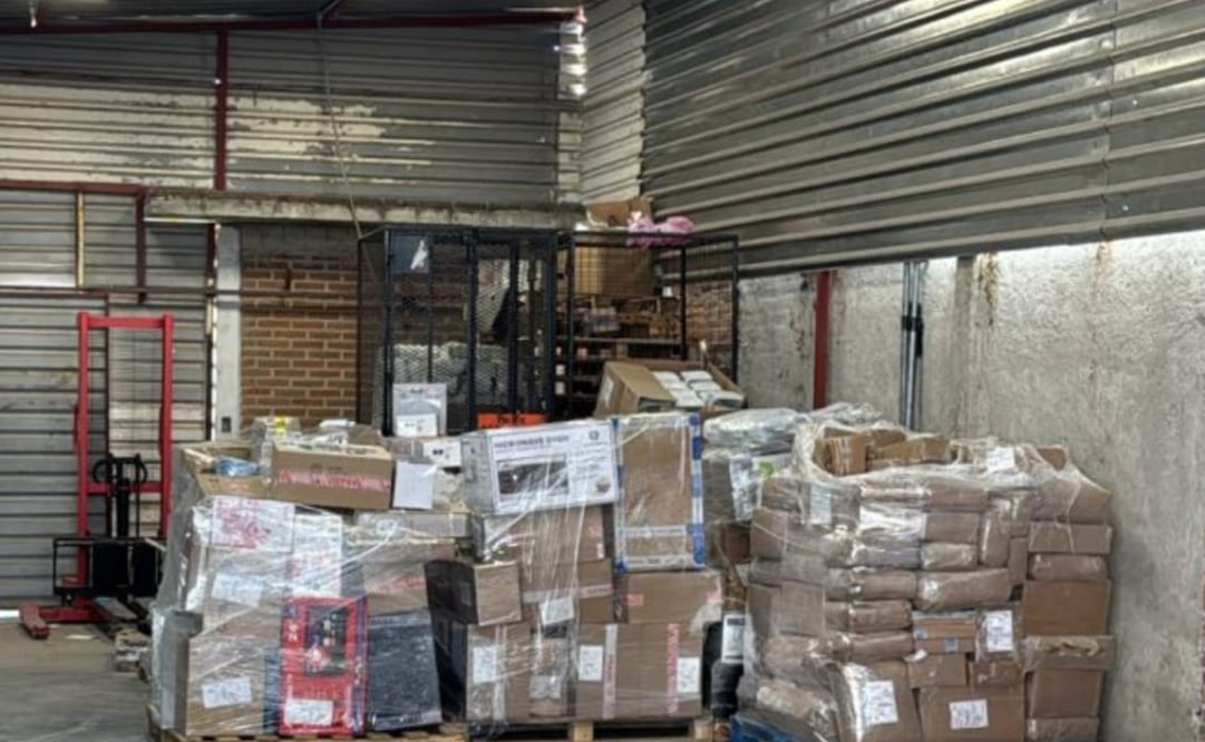 En la caja seca del tráiler iba cargada con abarrotes, electrodomésticos, muebles, aparatos de ejercicio y diversos artículos. Foto. Especial