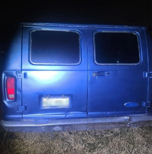 Cuatro camionetas cargadas con bidones fueron abandonadas en el lugar tras la llegada de las patrullas estatales; el combustible fue puesto a disposición de las autoridades. Foto Especial