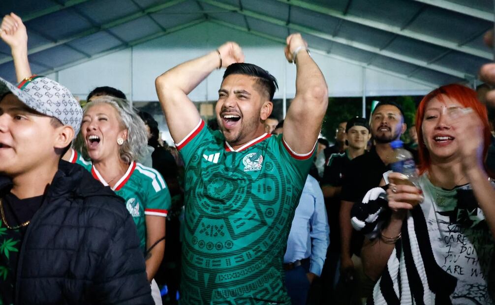 El presidente municipal, Adolfo Cerqueda, se unió a los festejos en la explanada municipal y gritó con todo el gol del Tri.  Foto Especial