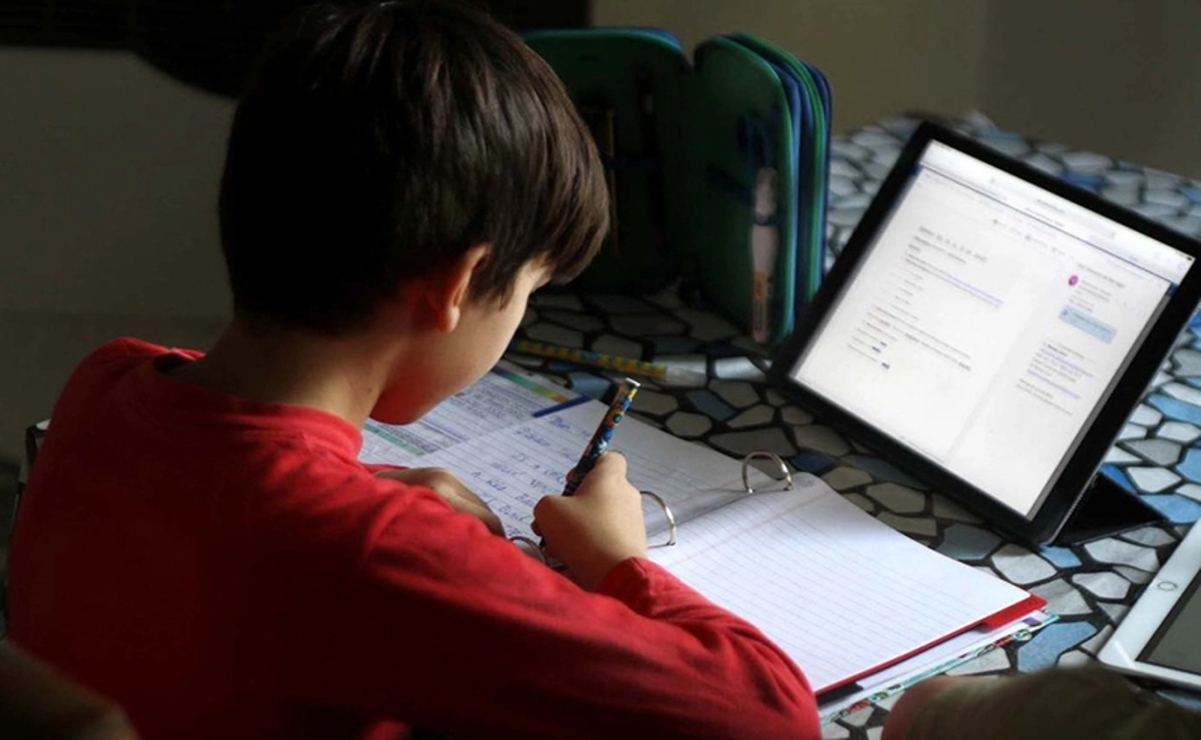 El confinamiento provocó que los niños tuvieran que tomar clases a distancia. Foto: Especial