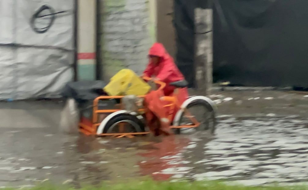 Al menos cinco vehículos quedaron varados por el alto nivel del agua pluvial. Foto especial