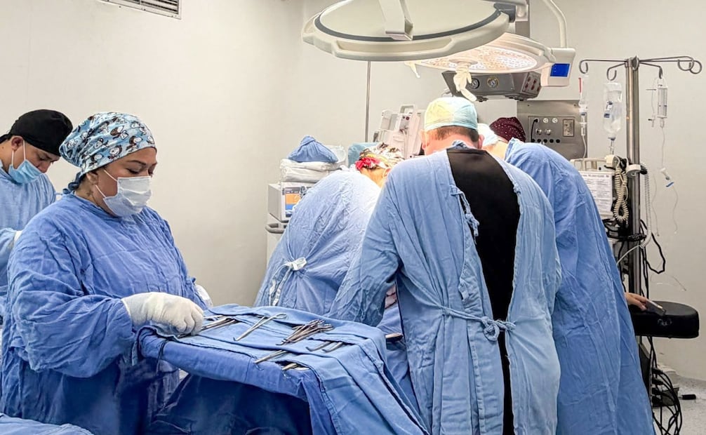 Equipo multidisciplinario de salud durante la planeación y traslado de órganos procurados hacia unidades de alta especialidad. Foto Especial