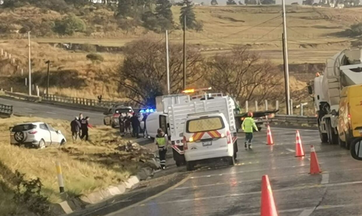 Evita la carretera Toluca-Atlacomulco. Un múltiple accidente ha generado caos vial y retrasos. Foto Especial