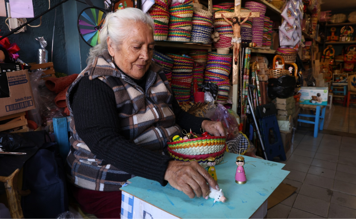 Artesanos de figuras de madera se renuevan y crean esferas para la decoración de árboles de navidad Foto: Arturo Hernández