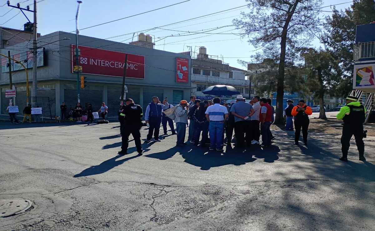 ¡Tres meses sin agua! Bloquean vialidades en la colonia Esperanza, Nezahualcóyotl