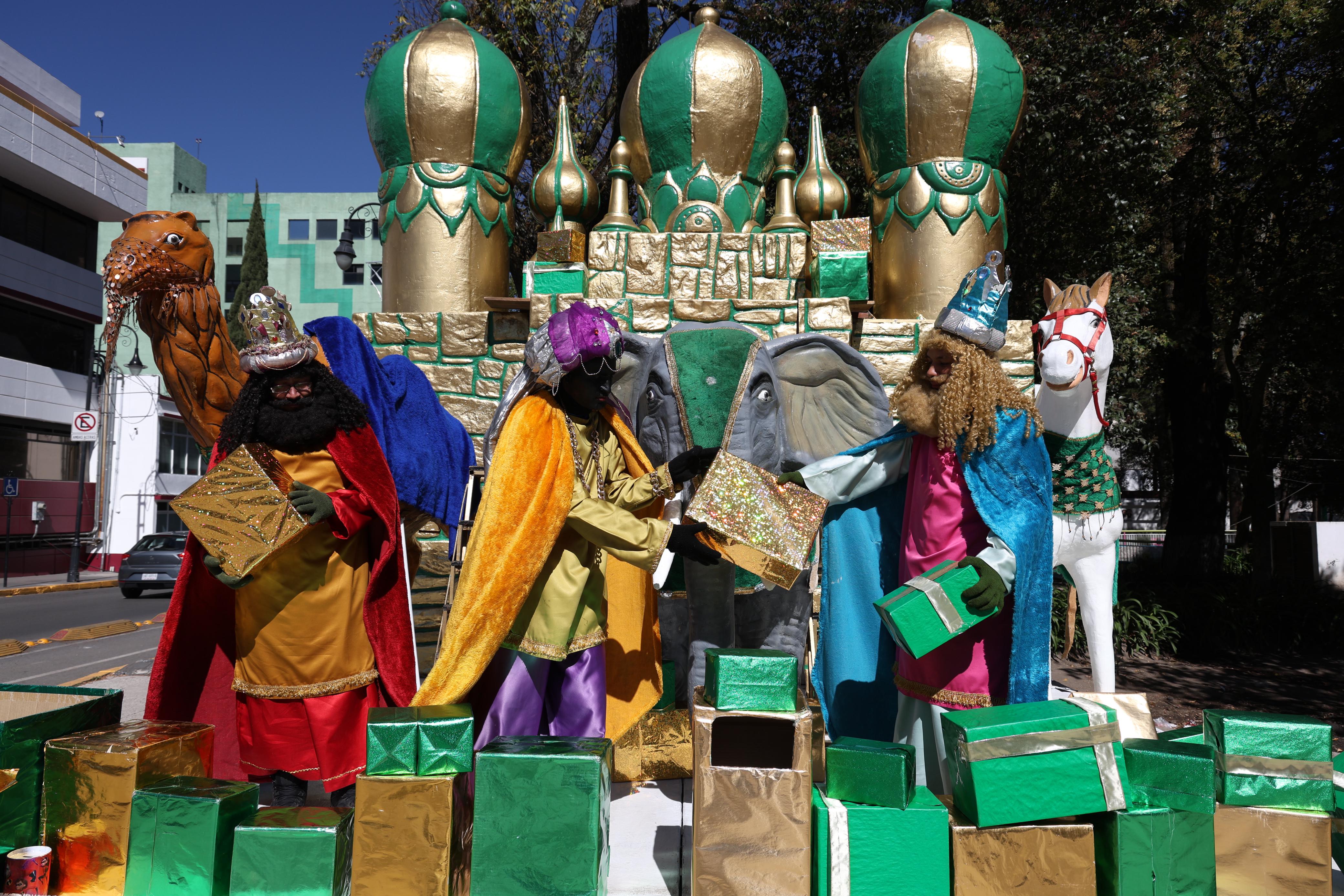 Los Reyes Magos llegaron cabalgando en su camello, elefante y caballo. Foto Arturo Hernández