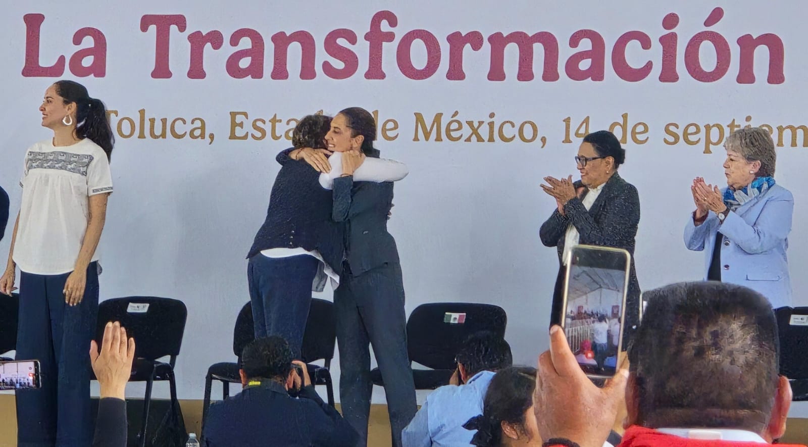 El Estado de México se convirtió en la entidad 16 en ser visitada por la presidenta de México, Claudia Sheinbaum Pardo para rendir su Mensaje al Pueblo con motivo de su Primer Informe de Gobierno, destacando que 3 millones 800 mil mexiquenses ya reciben algun apoyo de los Programas para el Bienestar.