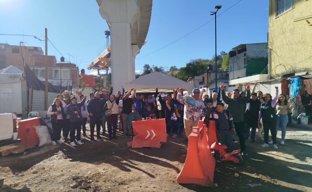 Vecinos de la colonia El Capulín llevan ocho días de bloqueo contra obras del Tren Interurbano, sin respuesta de autoridades. Foto: Especial