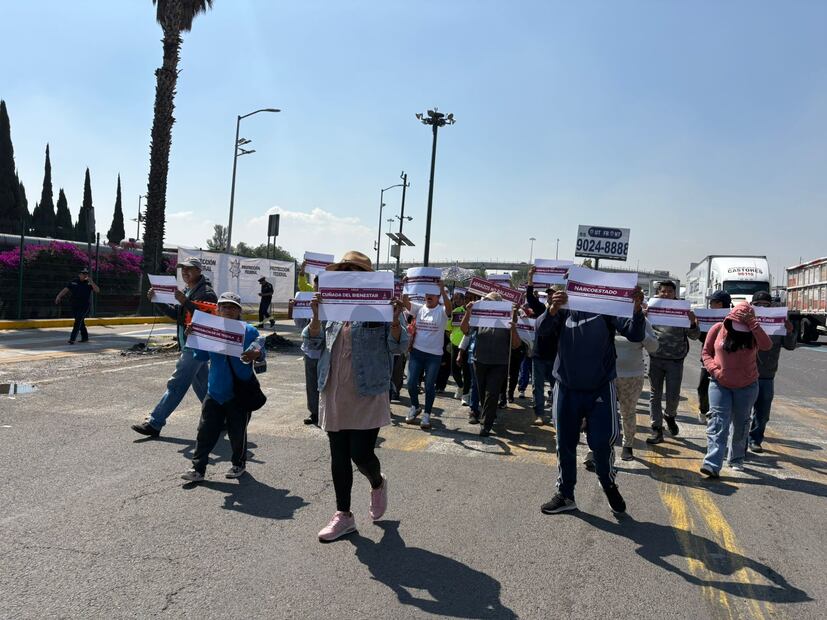 Los manifestantes permiten que los conductores de automóviles pasen la caseta sin pagar el peaje, en dirección a Querétaro. Foto. Arturo Contreras. El Universal