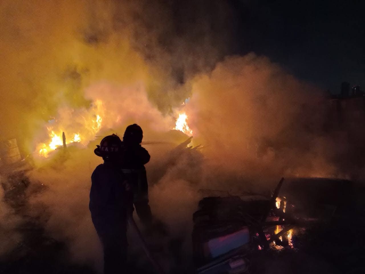 El fuego consume toneladas de madera, plásticos y materiales reciclables en el depósito. Foto Especial