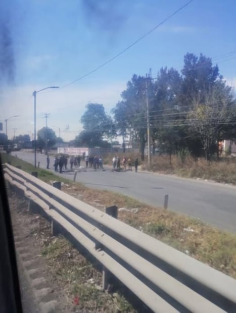 La fila de automóviles y unidades de carga está detenida en los carriles laterales. Sin embargo, en los centrales también hay avance lento. Foto: especial