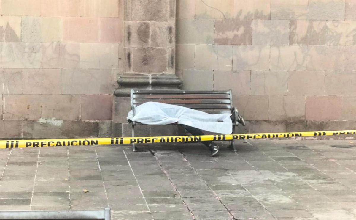 El centro de Toluca se convirtió en escenario de un lamentable suceso con el hallazgo de un hombre fallecido junto a la catedral de San José. Foto: Especial