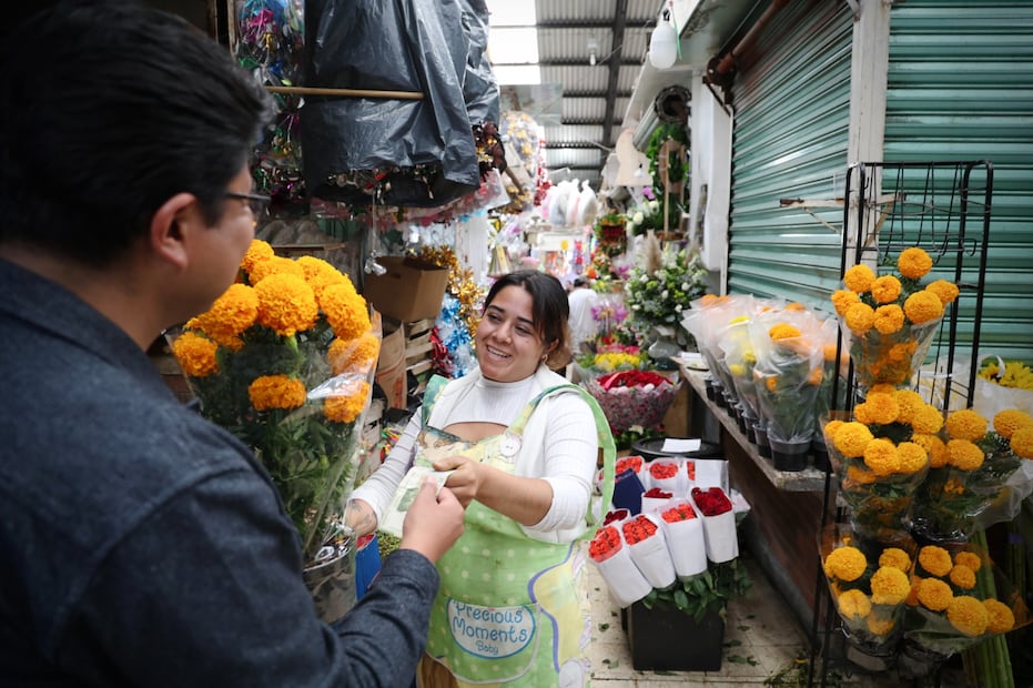 La dependencia refirió que durante el 1 y 2 de noviembre se prevé beneficiar a cerca de 48 mil negocios de la entidad, principalmente los dedicados a la venta de frutas y verduras frescas, dulces, materias primas para repostería, productos de panadería, disfraces, vestimenta regional, plantas y flores naturales. Foto: especial