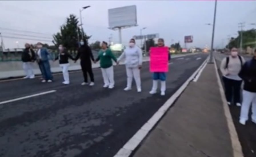 Trabajadores del IMSS bloquean la México-Pachuca en Tecámac