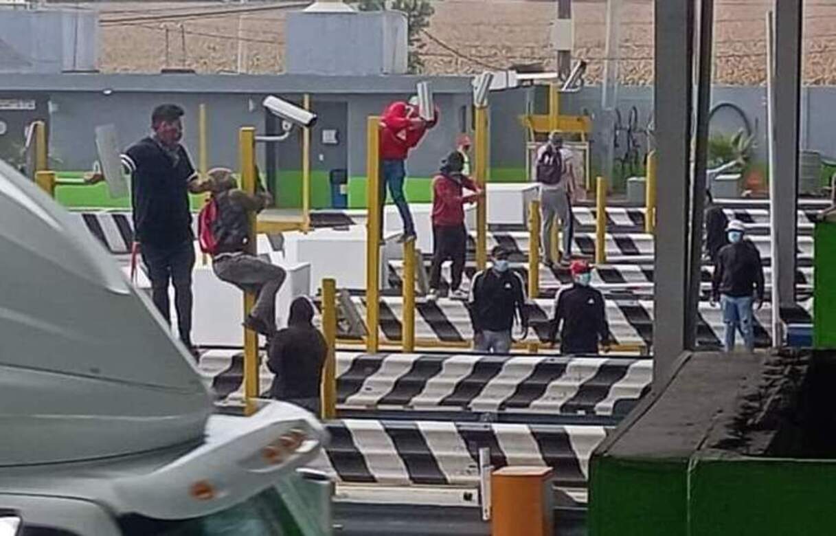 ¡Paso libre en la caseta el Dorado! Normalistas toman instalaciones