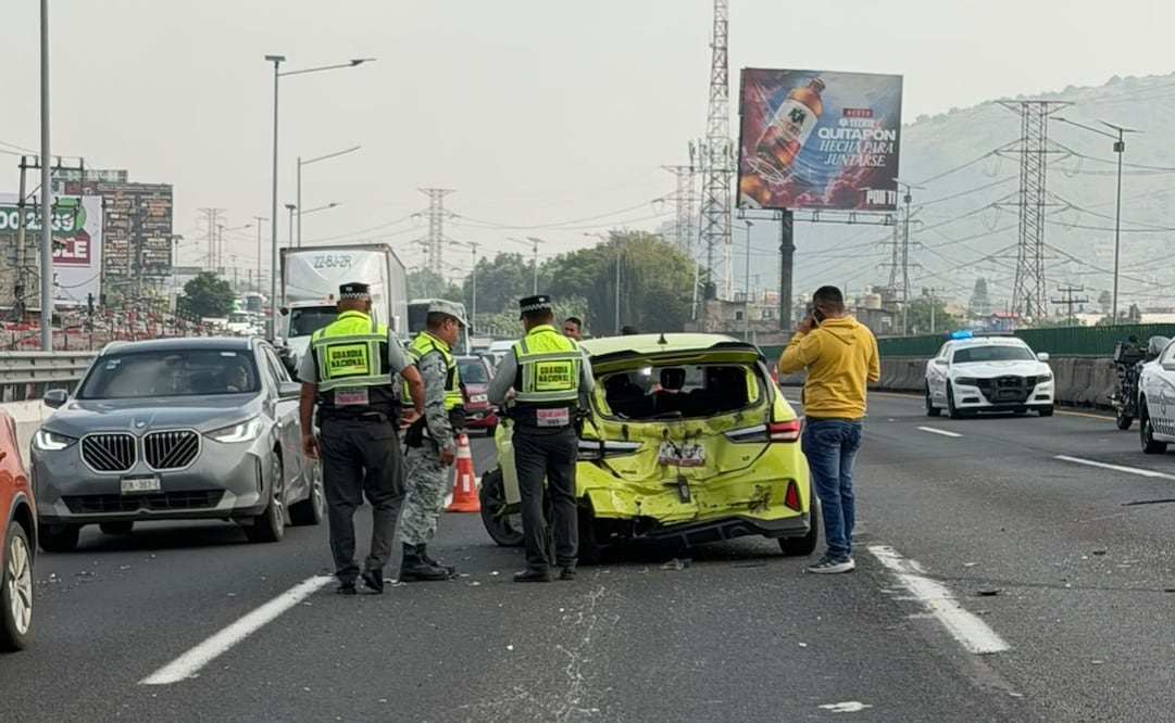 Personal de emergencia valoró a las personas lesionadas en el lugar del accidente. Foto especial