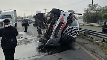 Tráiler cargado de bebidas vuelca en la Texcoco-Lechería; policía evita rapiña en Ecatepec