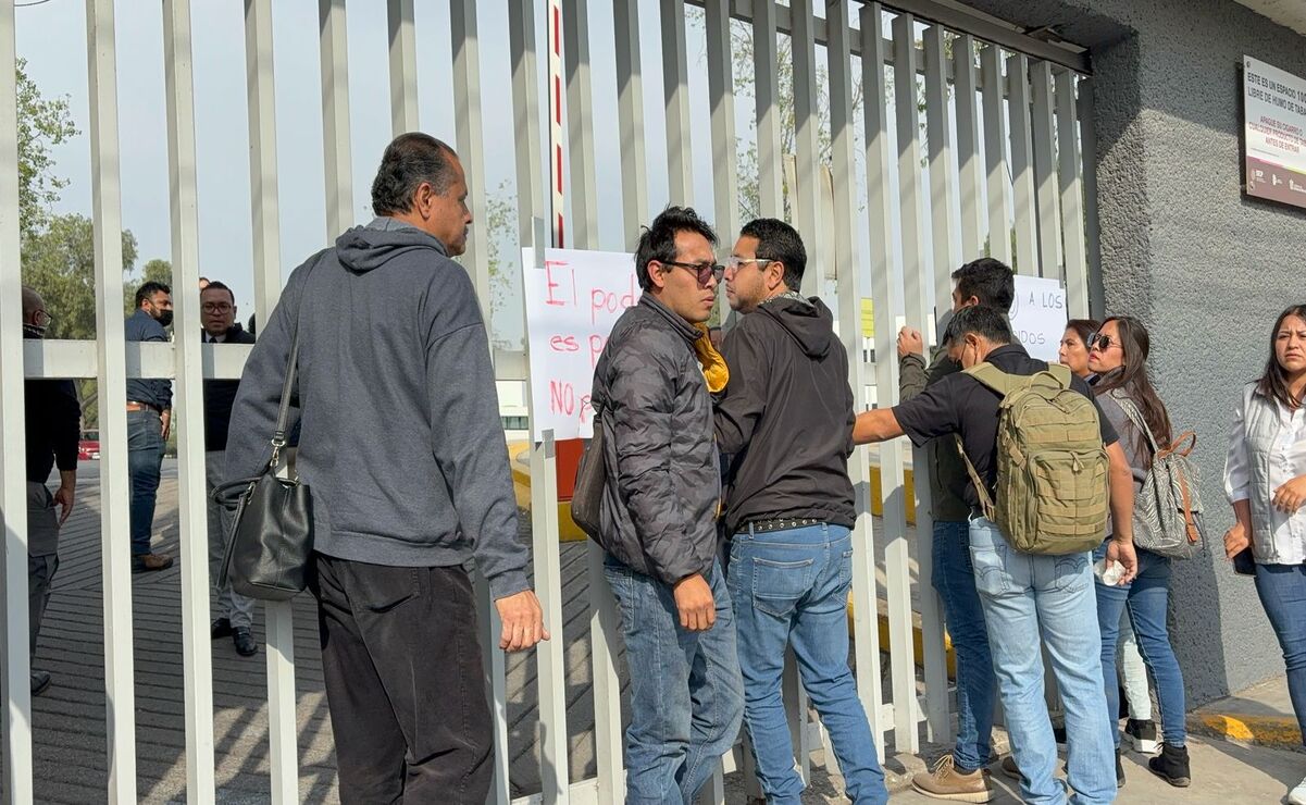 Estudiantes que acudieron a realizar sus trámites de reinscripción o presentar exámenes de materias pendientes, se  quedaron afuera.