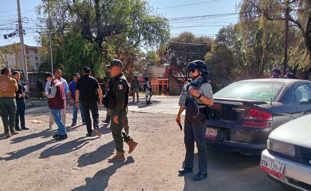 Expertos del Agrupamiento de Explosivos de la Secretaría de Seguridad del Edomex revisaron minuciosamente el paquete sospechoso. Foto Especial