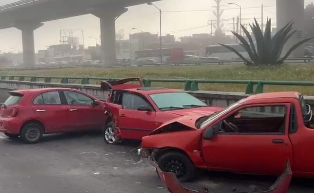 El hecho ocurrió sobre la Avenida Las Torres con dirección hacia Zinacantepec en el bajo puente, hasta donde llegaron los cuerpos de emergencia para atender a una persona lesionada. Foto: Especial
