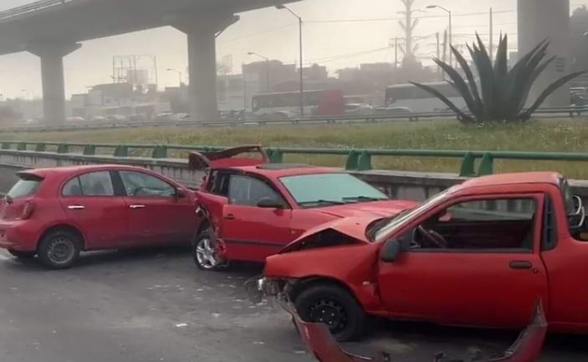 El hecho ocurrió sobre la Avenida Las Torres con dirección hacia Zinacantepec en el bajo puente, hasta donde llegaron los cuerpos de emergencia para atender a una persona lesionada. Foto: Especial