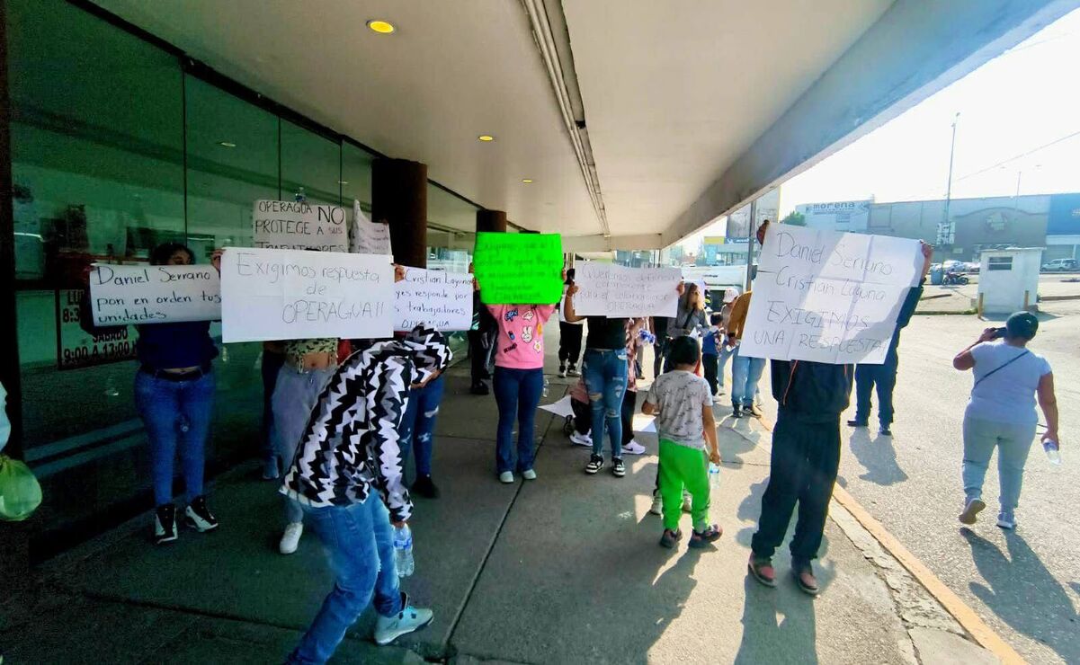 “Operagua no protege a sus trabajadores”, “queremos respuesta para tu trabajador; no está solo”, expusieron en cartulinas / Foto Especial