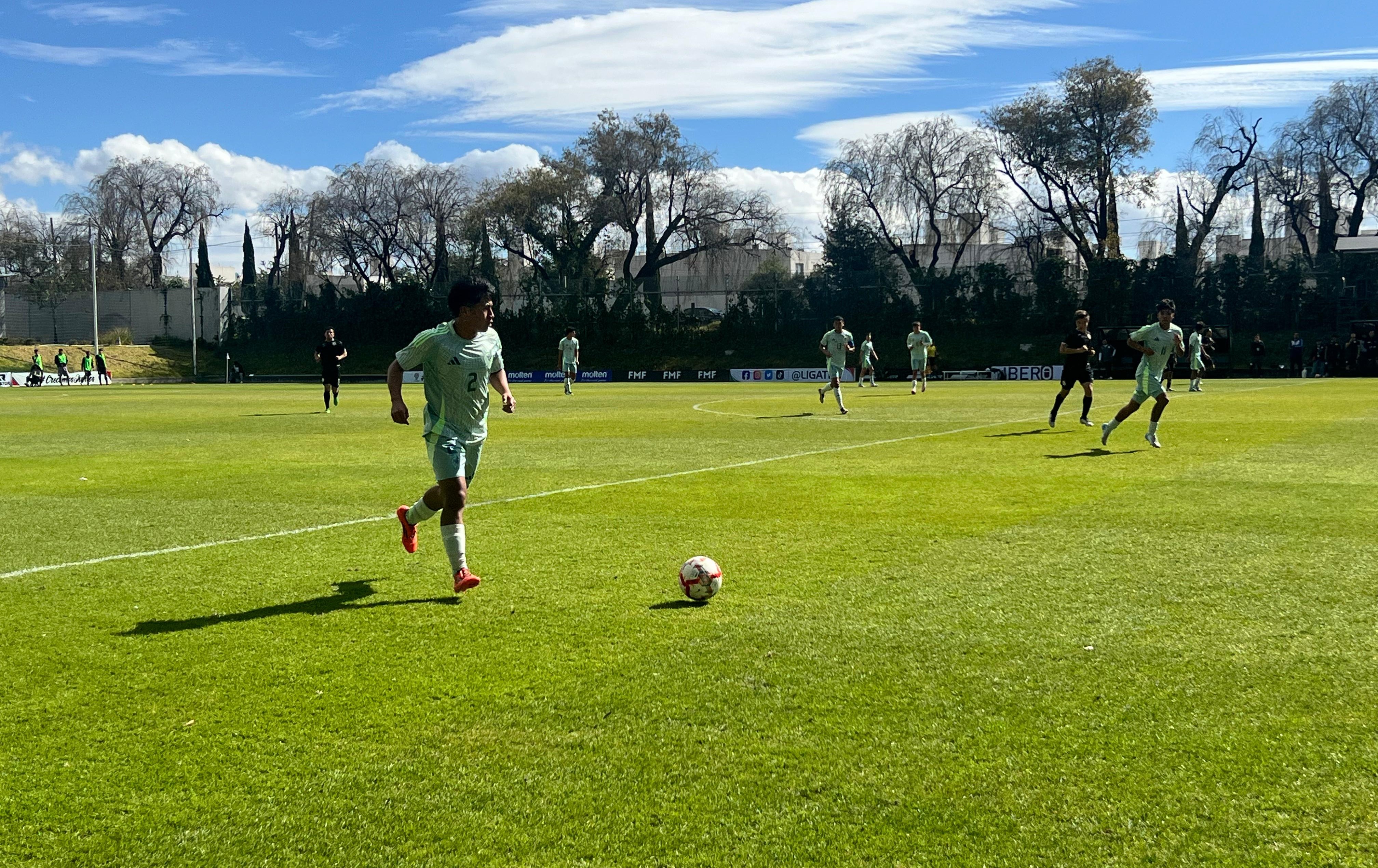 El encuentro entre la Selección Mexicana Sub-17 vs la Selección Occidente se llevo a cabo en la Cancha 1 de la Federación Mexicana de Fútbol. Foto: Alejandra Santillán