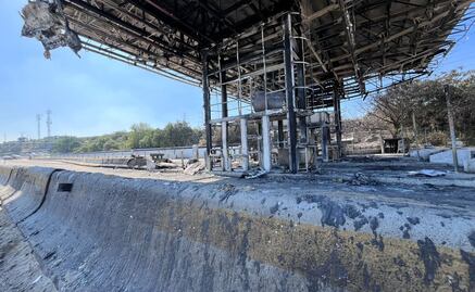 Inspeccionan estructura de la caseta siniestrada en la Chamapa-Lechería tras volcadura de pipa