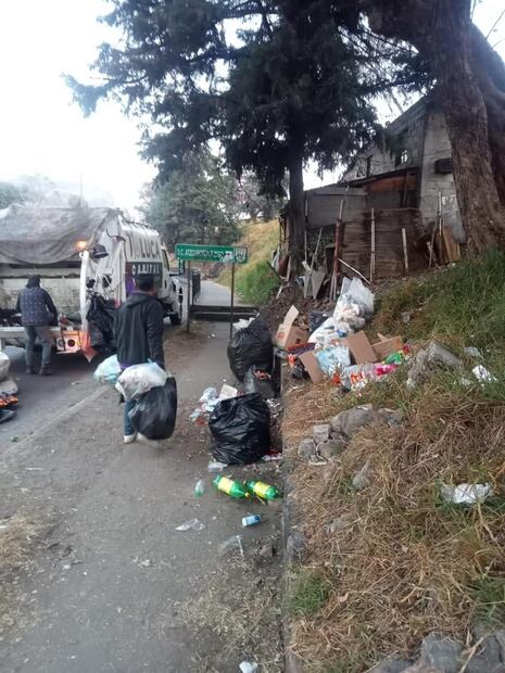 Camiones recolectores mantienen rutas matutinas y vespertinas, instando a la ciudadanía a no dejar bolsas en la vía pública "por comodidad". Foto Especial
