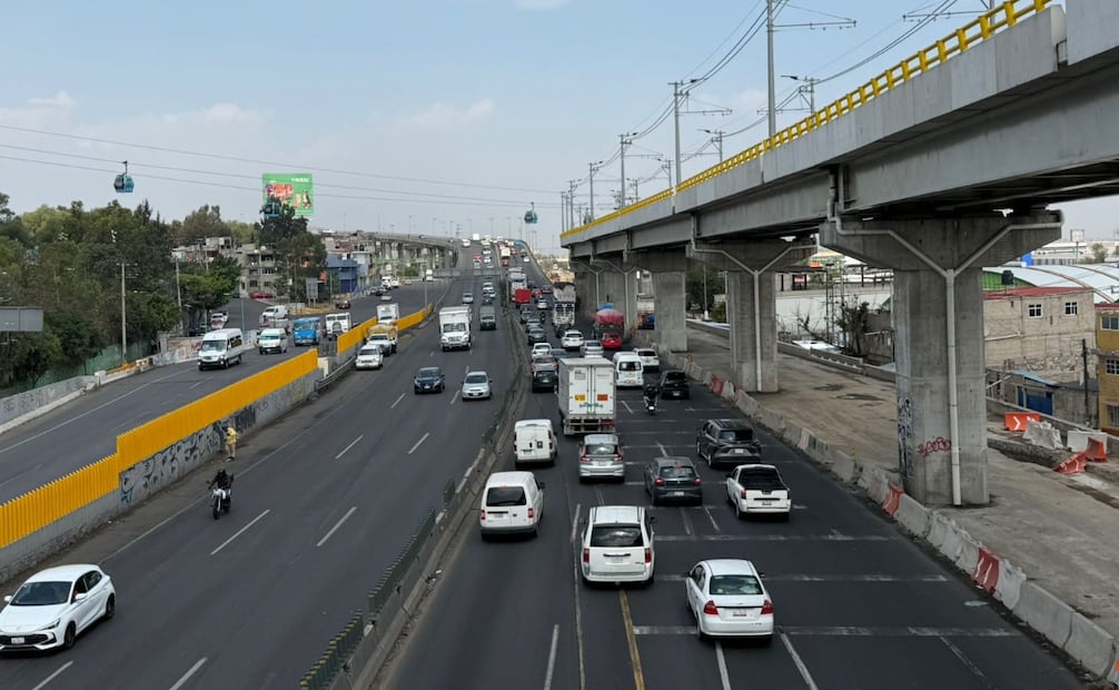 El montaje de piso tipo rejilla es un paso crucial para la seguridad estructural del nuevo sistema de transporte. Foto Emilio Fernández / El Universal