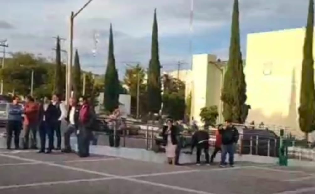 Abogados del acusado y un colectivo colocaron candados en las puertas tras el fallo del juez de mantener la prisión preventiva. Foto Especial