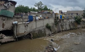 ¡Al borde del colapso! Desalojan viviendas 'colgadas' sobre el Río Hondo en Naucalpan
