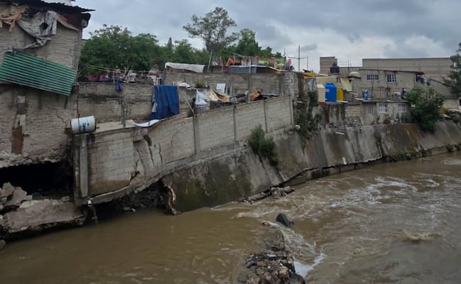 ¡Al borde del colapso! Desalojan viviendas 'colgadas' sobre el Río Hondo en Naucalpan