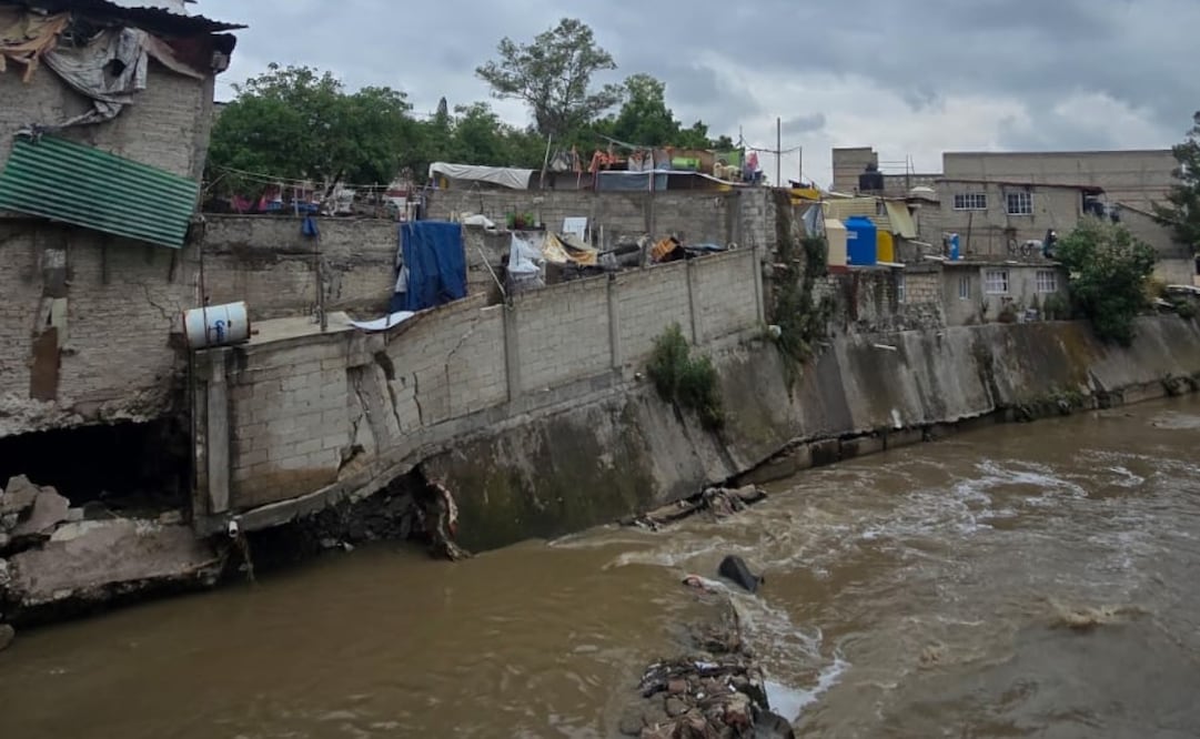 Familias de Naucalpan retiran sus pertenencias antes de que se proceda a la demolición controlada. Foto Especial