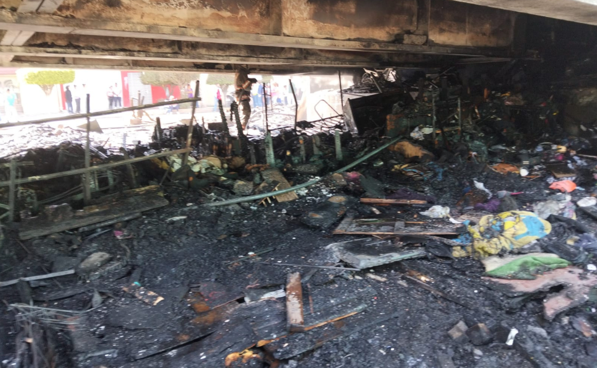 La autopista México-Pachuca se vio afectada por el incendio, mientras los servicios de emergencia trabajaban en el lugar. Foto: Especial