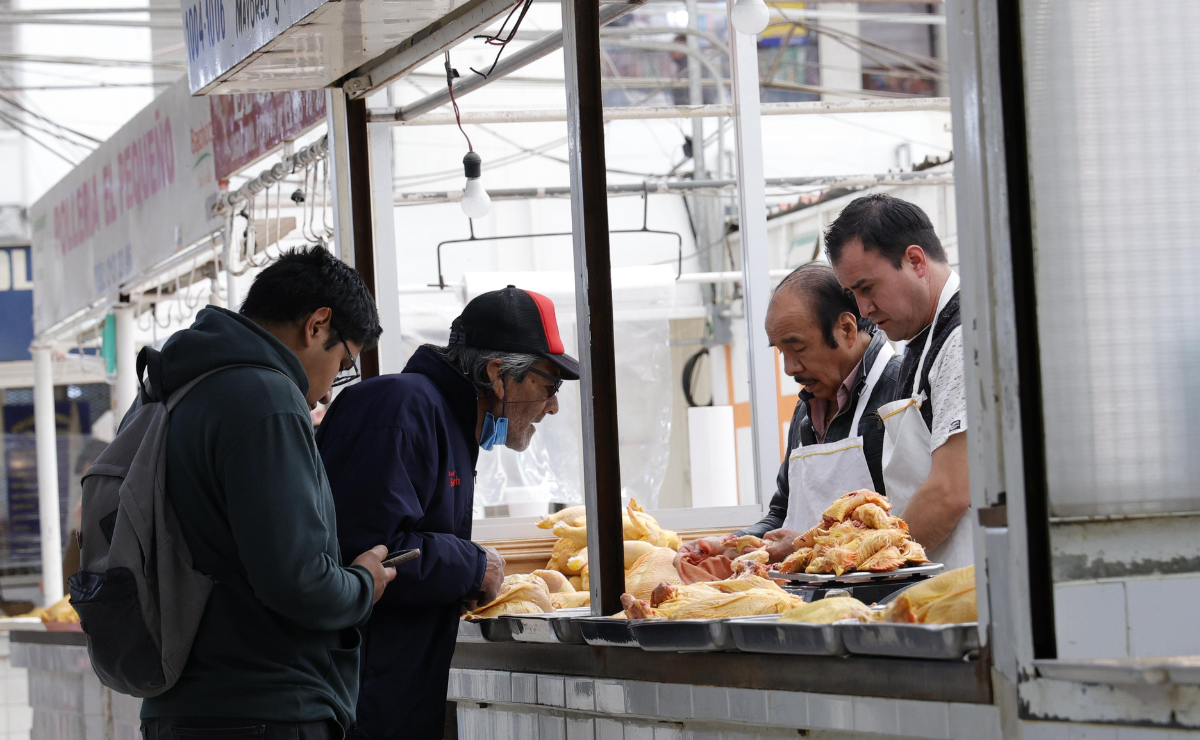 Comerciantes del Mercado 16 de Septiembre confirman el aumento en el precio del pollo, con la pechuga alcanzando hasta 120 pesos. Foto: Arturo Hernández