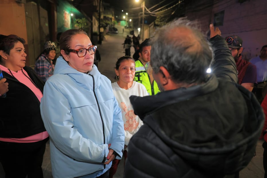 La alcaldesa Azucena Cisneros Coss encabeza los recorridos nocturnos en Tablas del Pozo para verificar la eficiencia del servicio. Foto Especial