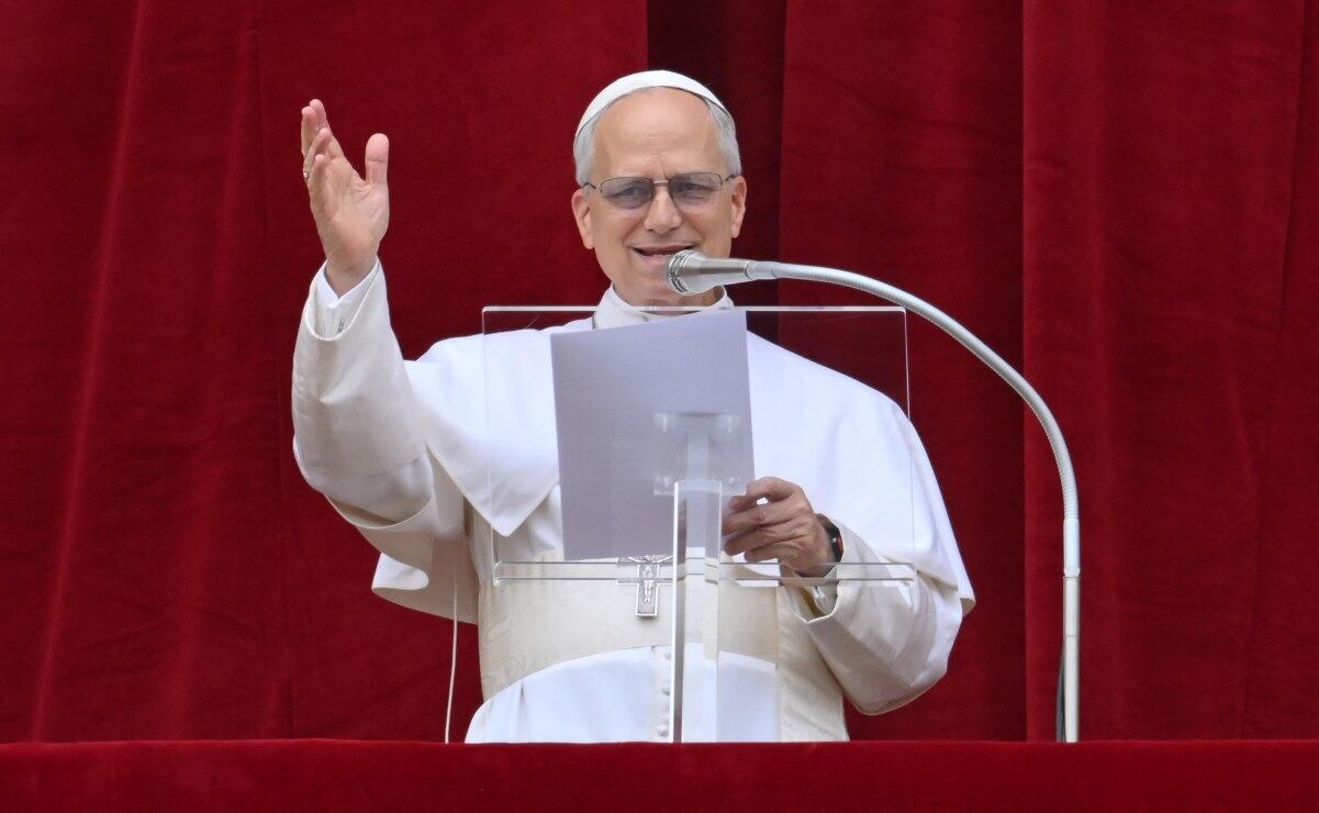 El papa León XIV preside el rezo del Regina Caeli desde la logia central de la Basílica de San Pedro en la Ciudad del Vaticano, el 11 de mayo de 2025. Foto: EFE