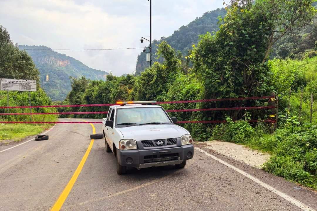 Personal de la Junta de Caminos del Estado de México realiza labores para retirar lodo y rocas en el libramiento de El Ahuehuete, en Ocuilan. Foto Especial
