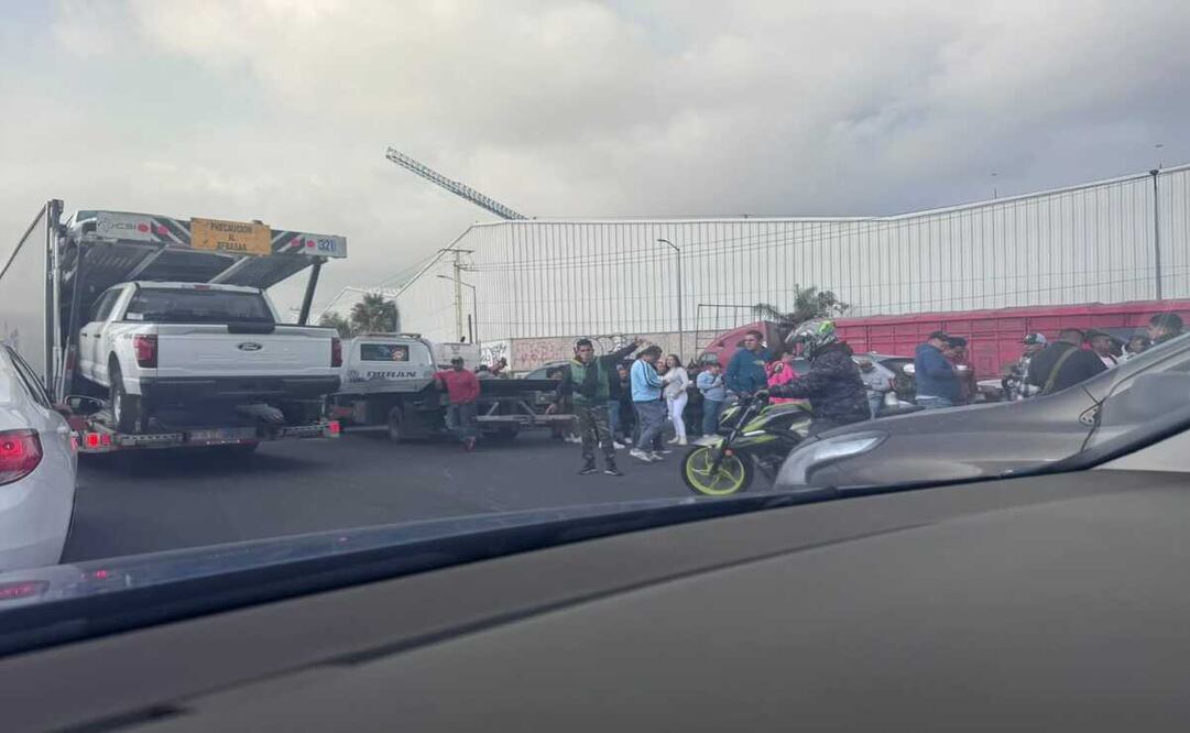 La caseta México - Querétaro se encuentra bloqueada por parte de miembros del grupo ACME / Foto Especial